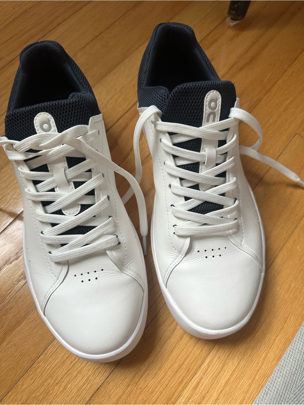 On Running THE ROGER Advantage men Leather Sneakers Size 8.5 Excellent Condition